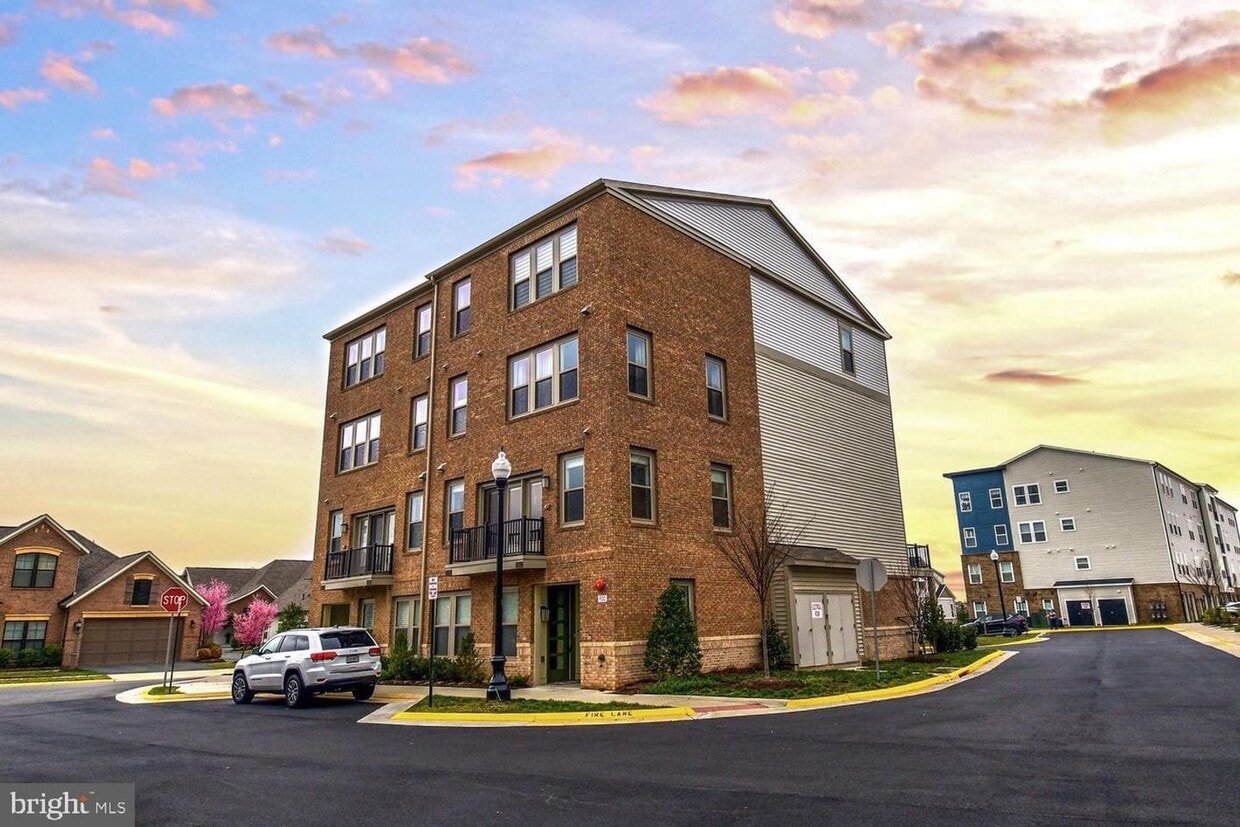 4-Level Furnished townhome! - 4-Level Furnished townhome!