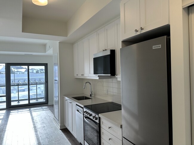 Building Photo - Beautifu Bowmanville Condo! (1 Bed, 1 Bath)