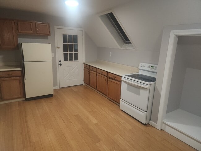 Building Photo - 14 Summer St