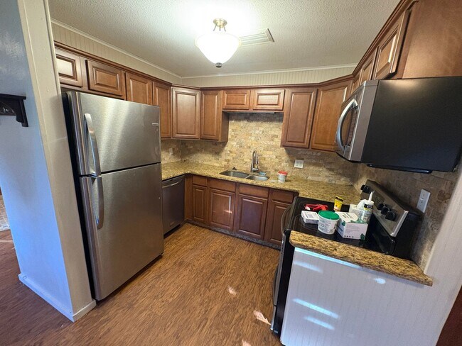 Foto del edificio - Tavares 2 Bed 1 Bath w/ Den!