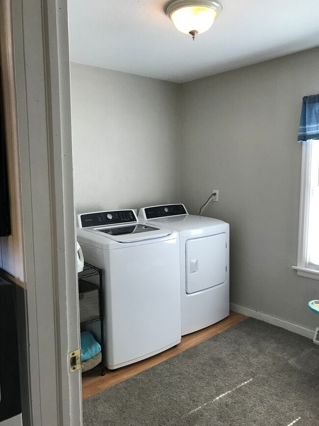 Foto del edificio - 3 Bedroom Single Family w/Garage & Large Yard