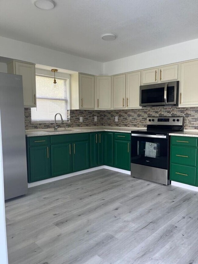 Building Photo - Recently remodeled Summerfield Rental