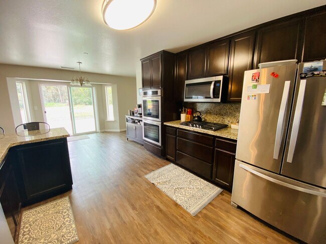 Building Photo - Beautiful 4 bedroom 3 Bath Home in the Cou...