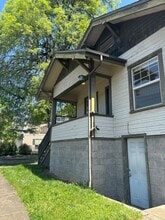 Building Photo - 1115 SE Roberts Ave