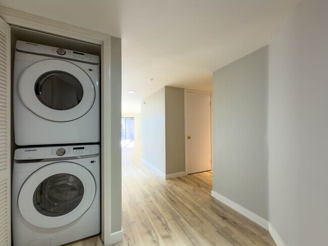 Foto del edificio - Spacious 3BR Condo in Downtown Glendale!