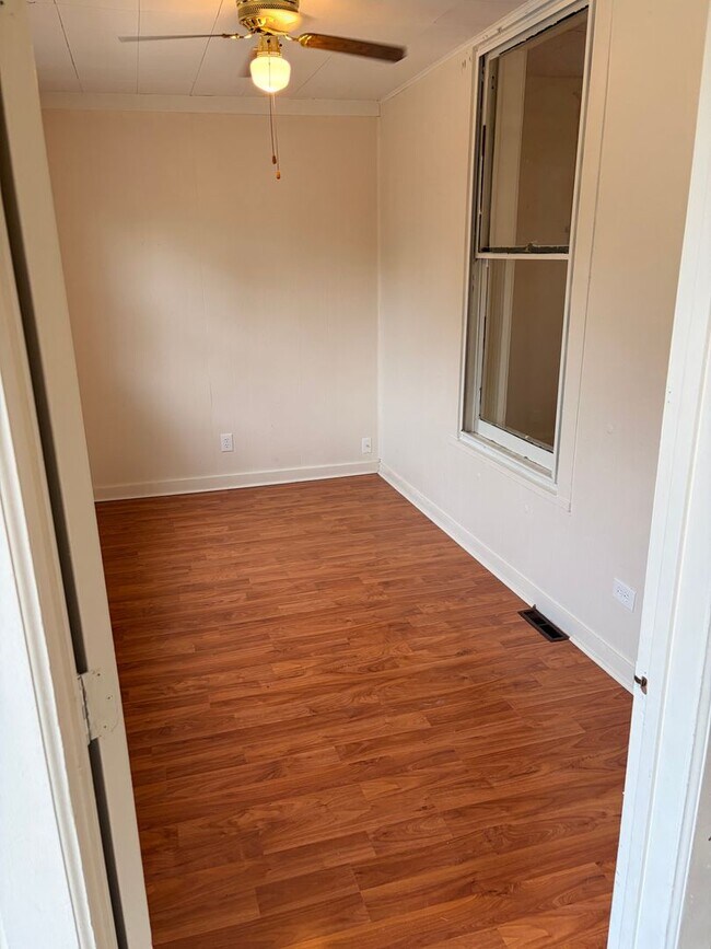 Foto del edificio - 2-Story 4 Bed/2 Bath Home with Basement & W/D