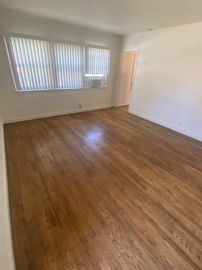 Living Room - 8815 Reading Ave
