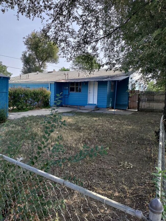 Building Photo - Duplex located just 10 minutes from downtown!