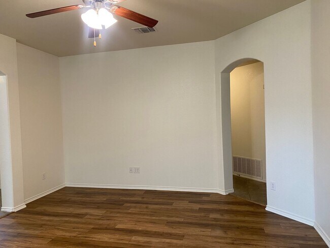 Foto del edificio - 6011 Ambrose Cir