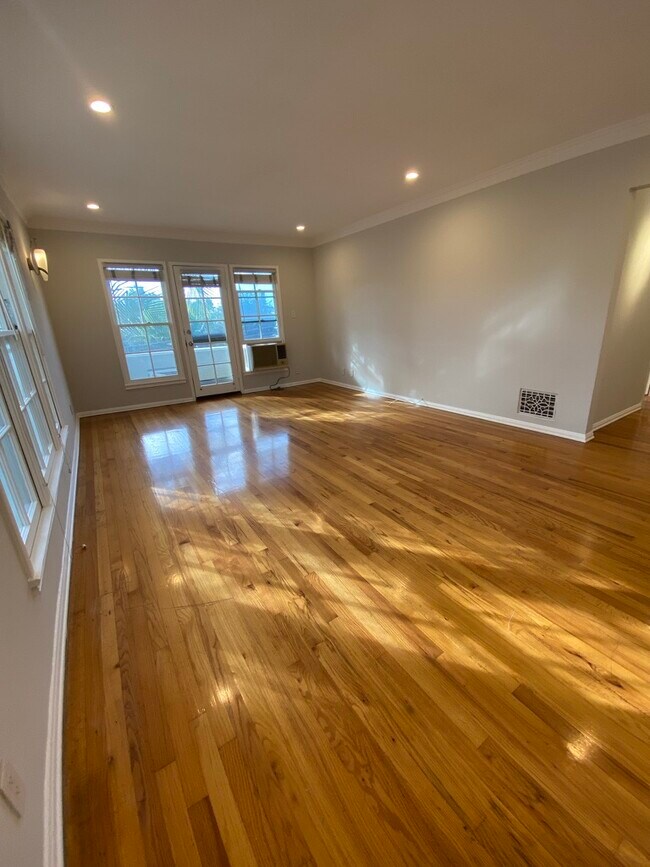 Building Photo - 8573 Holloway Dr