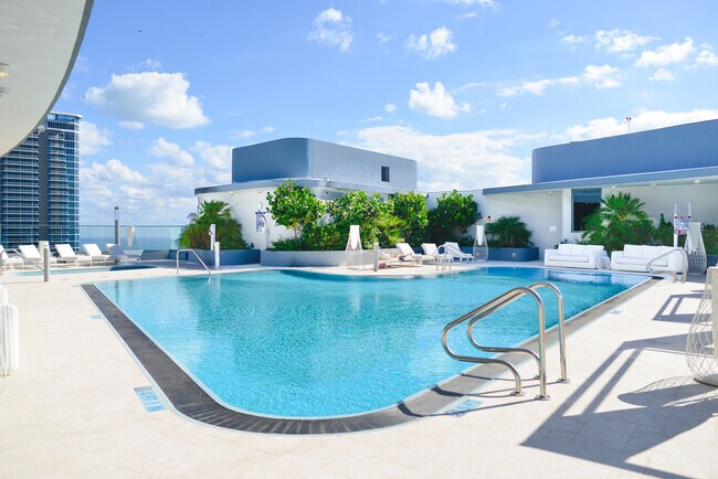 Building Photo - 1000 Brickell Plz