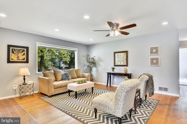 Building Photo - 510 Valley Dr SE