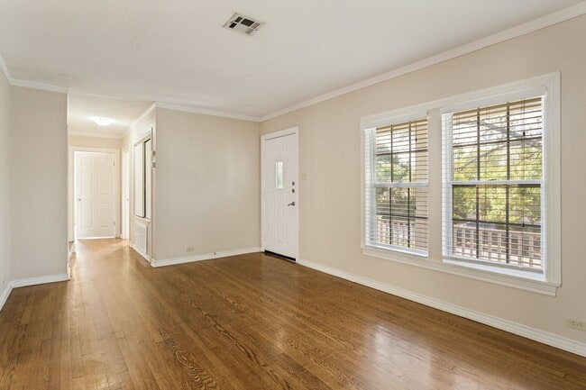 Building Photo - 313 Lilac Ln