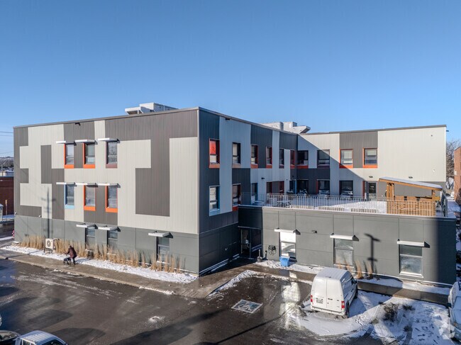 Building Photo - 205 Parkdale Av N