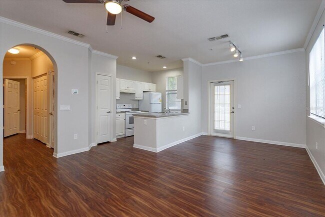 Building Photo - 860 N Orange Ave