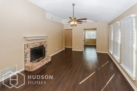 Building Photo - NOW AVAILABLE! 302 Moss Hill Dr, Arlington...