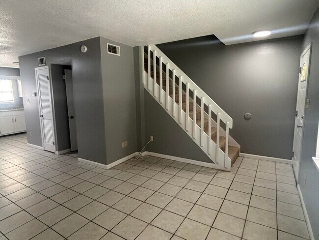 Building Photo - 1018 Crossing Brook Way