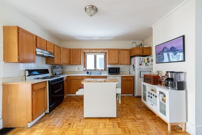 Foto del edificio - Check out this awesome 3 bed 2 bath in Somerville.