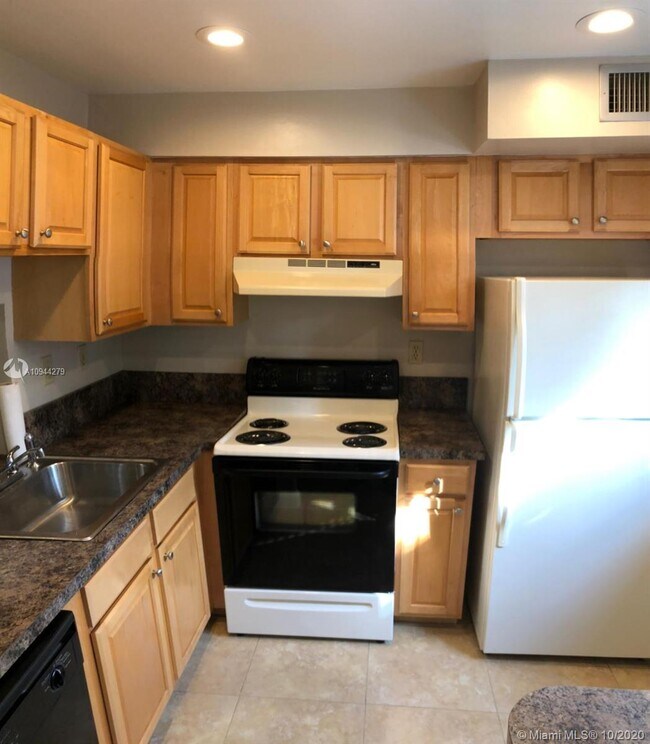 Building Photo - 2741 S Oakland Forest Dr