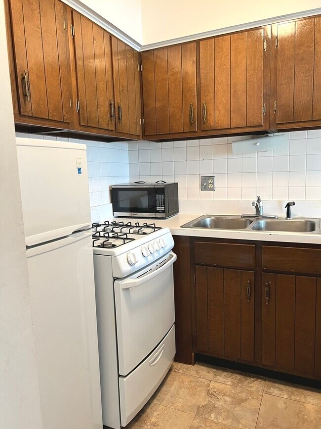 Building Photo - 510 W Fullerton Pkwy