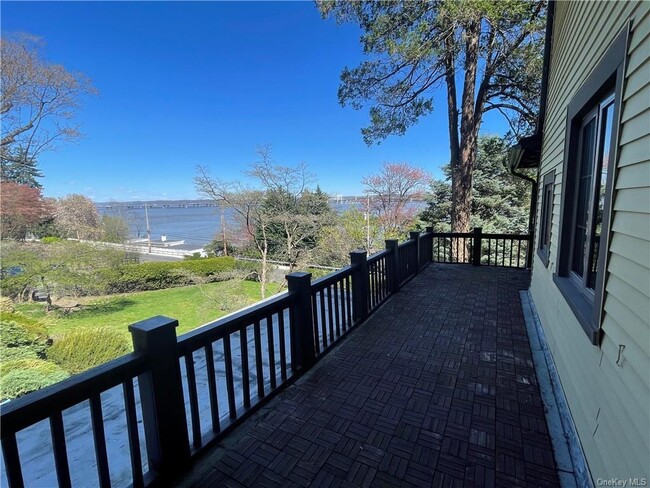 Foto del edificio - 265 River Rd