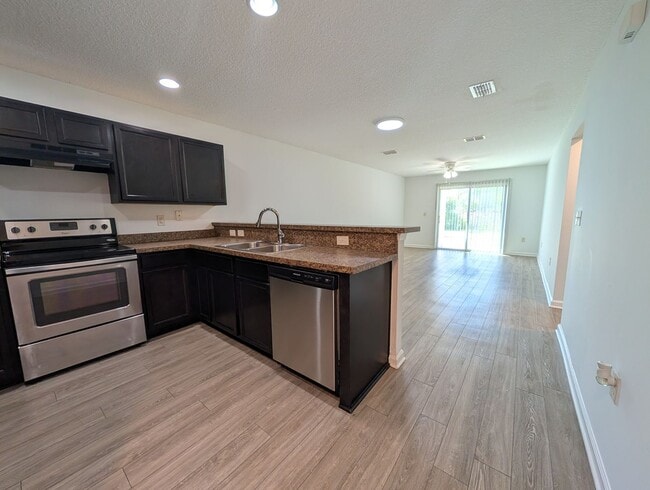 Foto del edificio - NOW AVAILABLE - 3/2 Duplex on this 12 mo Lease - Conveniently located off Lewis Speedway near St ...
