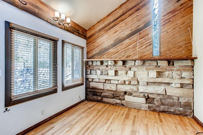 Foto del edificio - 1525 Crestmore Pl