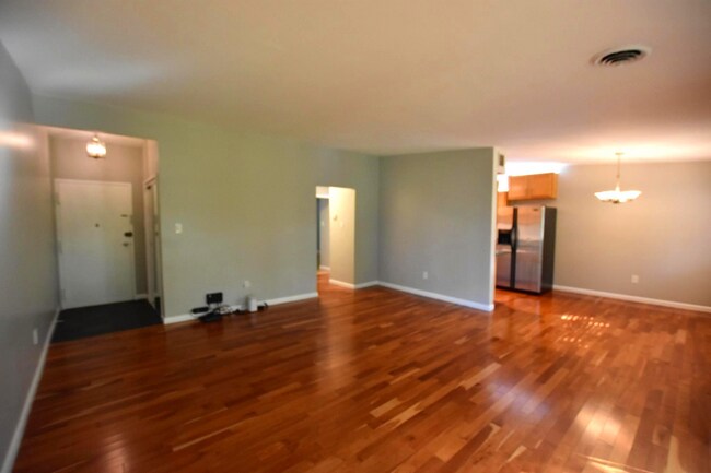 Foto del edificio - Fabulous 2BR/1BA Top Floor Condo in Grosve...