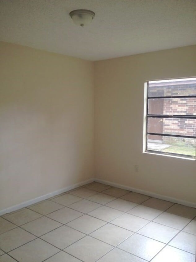 Building Photo - SPACIOUS 2BR/1BA Apartment w/ Washer & Dry...