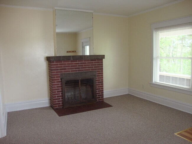 Chimenea (no funciona) en la sala de estar. - 14 E Weber Ave
