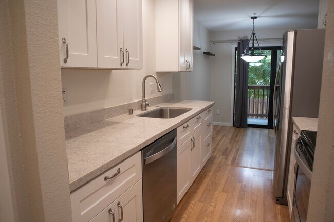 Building Photo - 2115 Overlook Dr