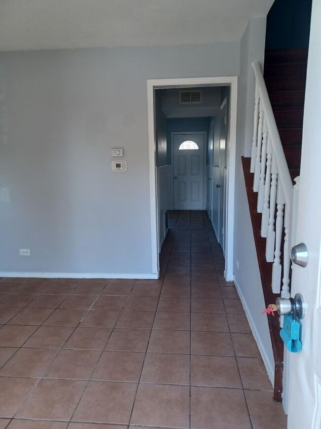 Building Photo - STREAMWOOD 3BR, 1.5BA 2 STORY TOWNHOUSE