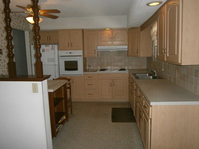 Building Photo - 4 BR, 2 Baths Eastern School