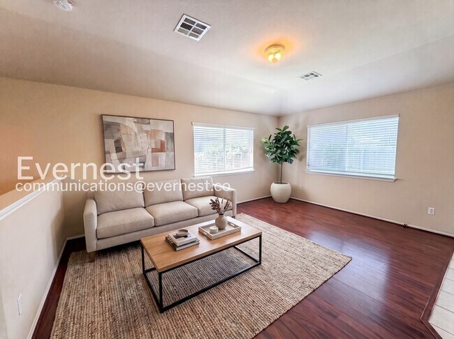 Foto del edificio - 4 Bed, 2 Bath Home with Fenced Yard and Garage Parking / Available now!