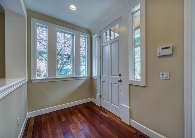 Building Photo - Beautiful Custom Craftsman style home in Kirkland