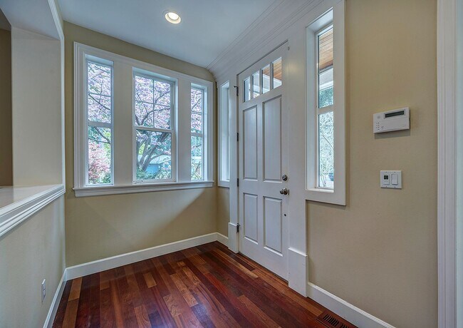 Foto del edificio - Beautiful Custom Craftsman style home in Kirkland