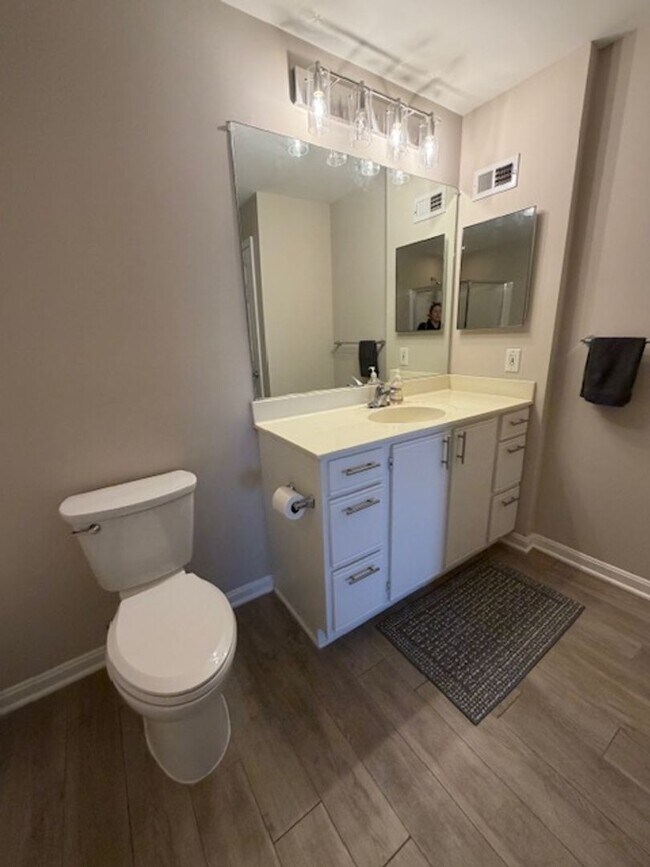 Foto del edificio - SPACIOUS 2 BEDROOM 2 BATH CONDO WITH LOFT IN KING FARM