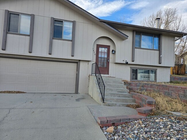 Building Photo - Gorgeous Eastside, 4 BD, w/Drive Under Garage, RV Parking