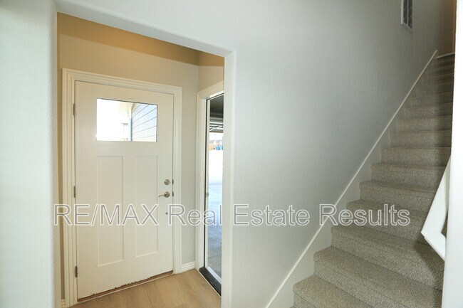 Building Photo - 1405 SW Poigai Wy