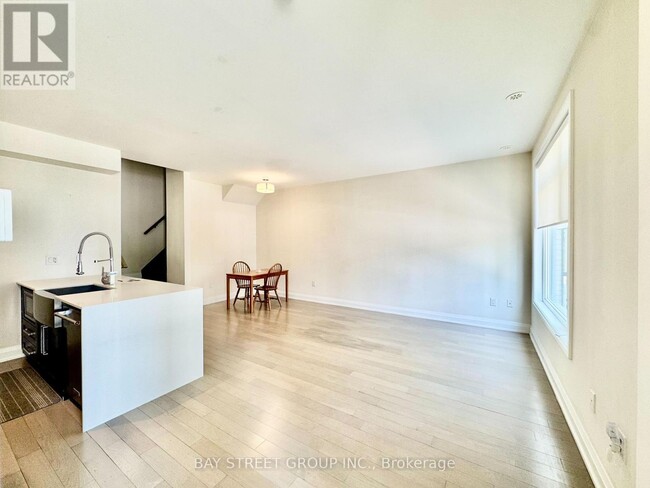 Photo du bâtiment - 4050-4050 Parkside Village Dr