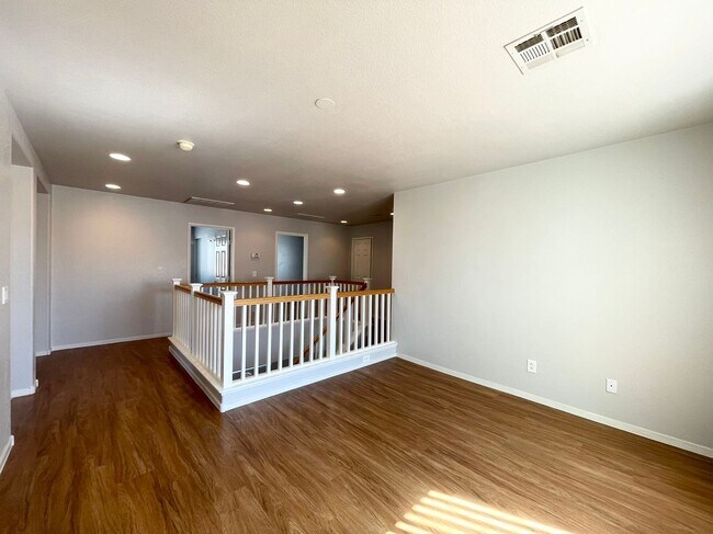 Building Photo - Beautiful 2 story 3 car garage single fami...