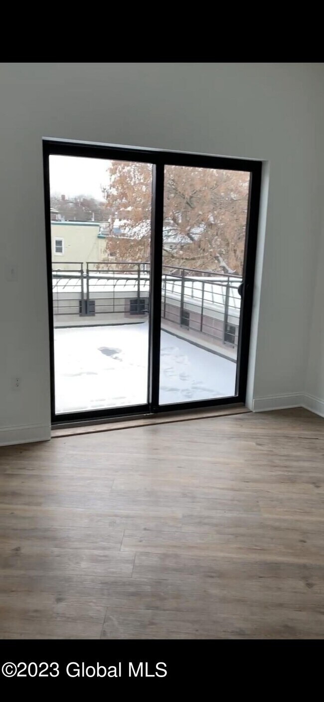 Building Photo - 68 Putnam St