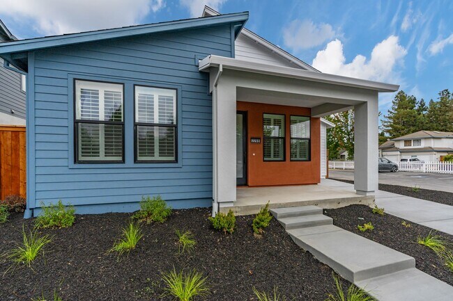 Foto del edificio - Bright and Beautiful 3 bedroom 2 full bathroom Home! Attached two car tandem garage with large en...