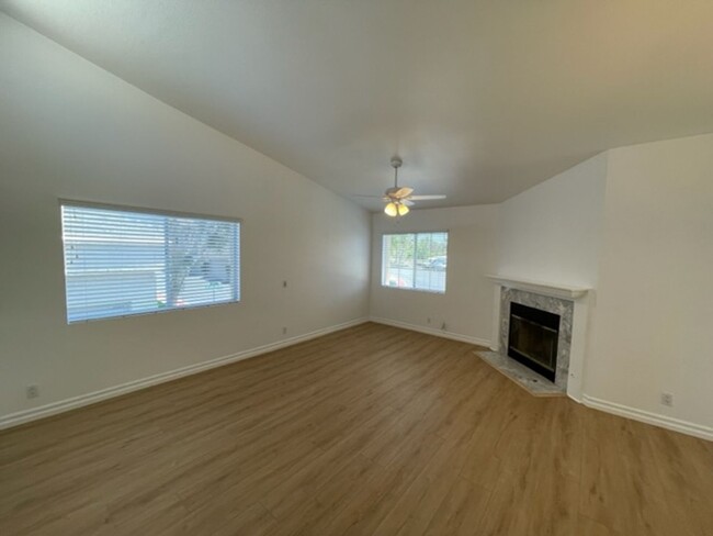 Building Photo - Beautiful 2 bedroom/2 bath end unit condo ...