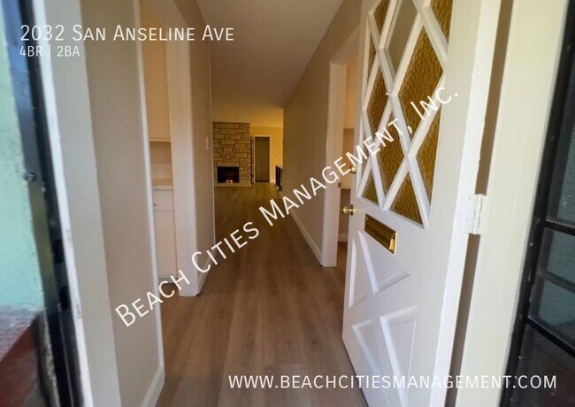 Foto del edificio - Remodeled 4 Bedroom 2 Bath Front House wit...