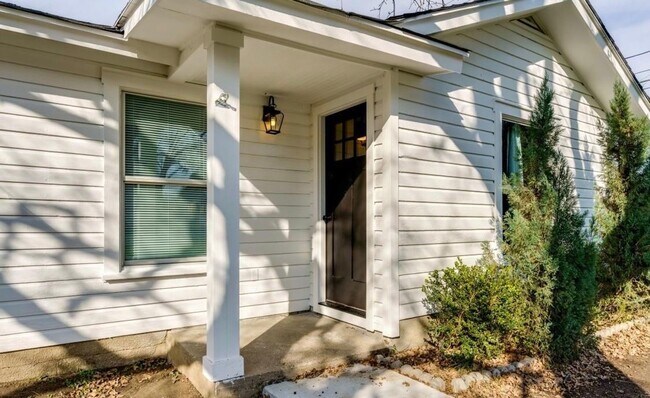 Foto del edificio - Amazing 3 Bed, 2 Bath Rental in Desirable Oakhurst Subdivision of Fort Worth- 76111