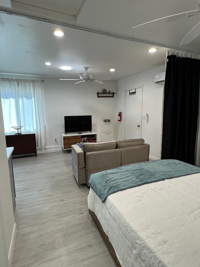 Building Photo - 328 S Pickering Way