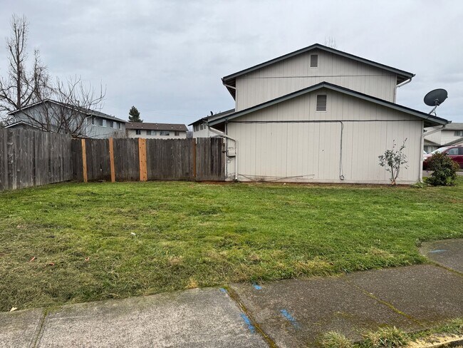 Foto del edificio - 2 bed 1 1/2 bath duplex in Springfield!