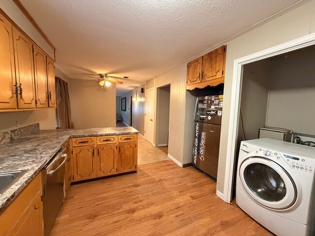 Building Photo - Welcome to this charming 3-bedroom, 2-bathroom home located in the heart of Russellville