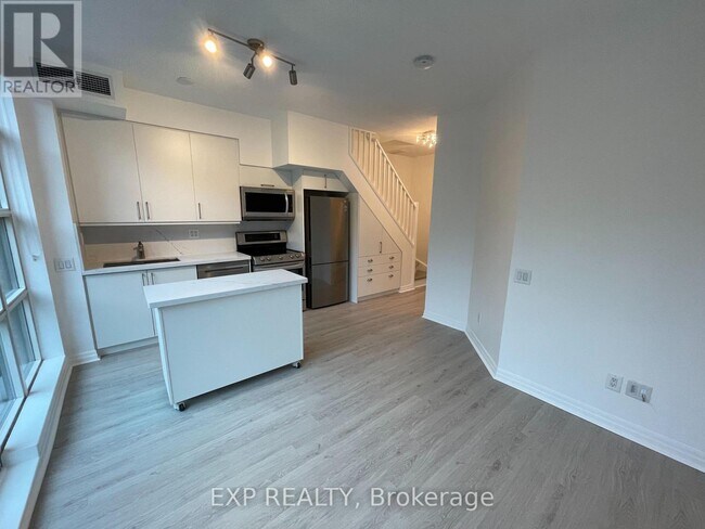 Photo du bâtiment - 901 Queen St W